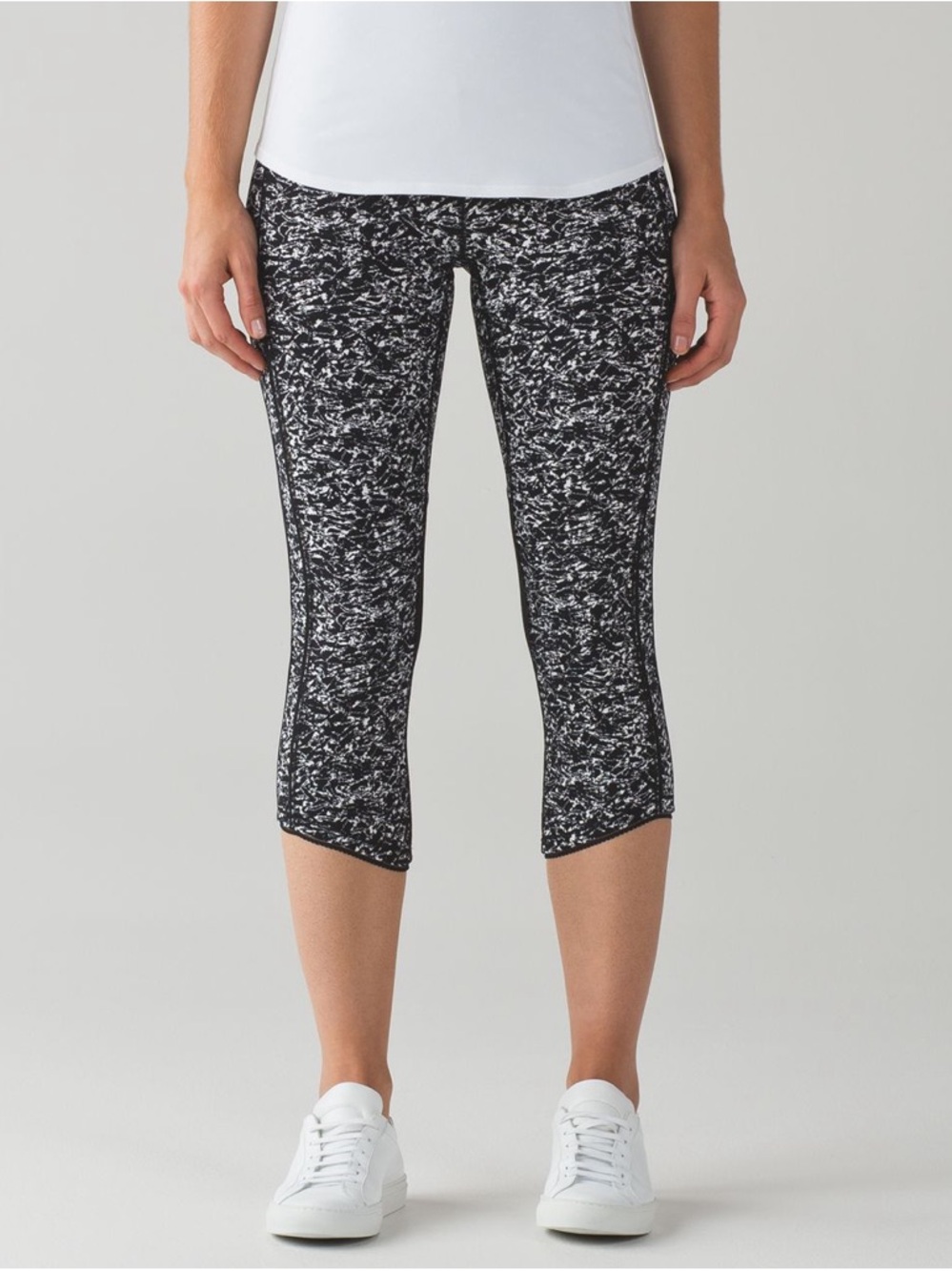 Lululemon Deep Breath Crop Black White Print Size 6 Stretchy Gym Yoga Activewear